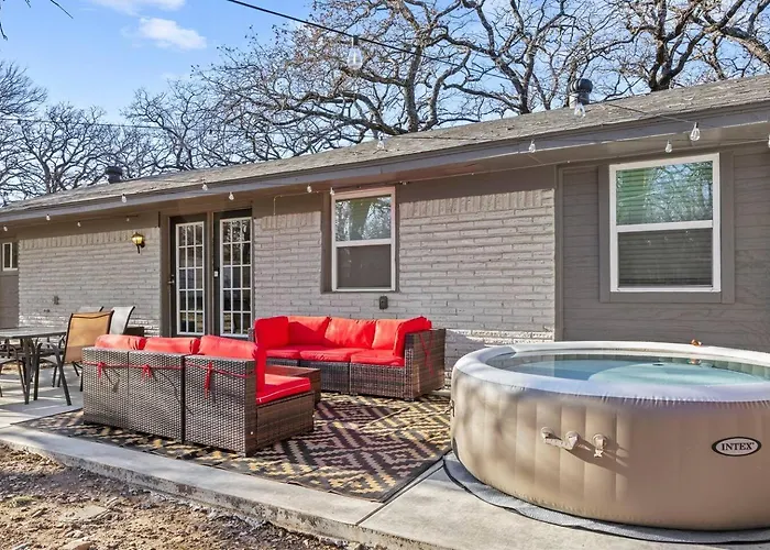 Stylish Retreat-hot Tub + Huge Yard + Pet Friendly Holiday home Fort Worth