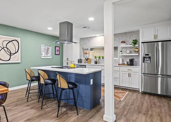 Holiday home Stylish Retreat-hot Tub + Huge Yard + Pet Friendly