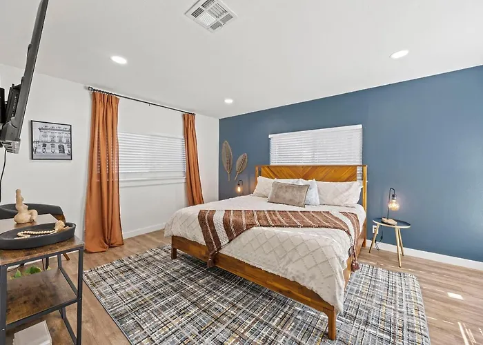 Holiday home Stylish Retreat-hot Tub + Huge Yard + Pet Friendly *