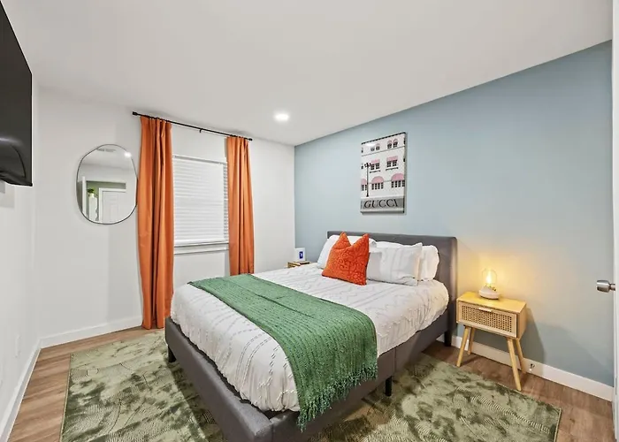 Stylish Retreat-hot Tub + Huge Yard + Pet Friendly