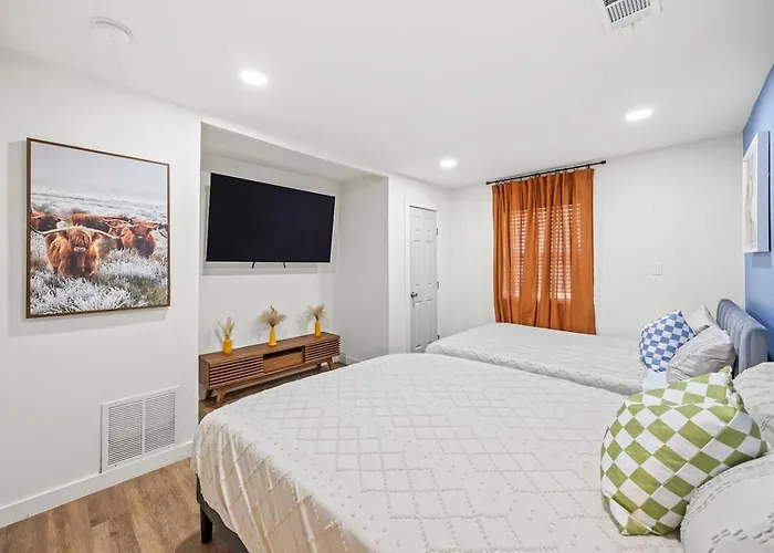 Stylish Retreat-hot Tub + Huge Yard + Pet Friendly