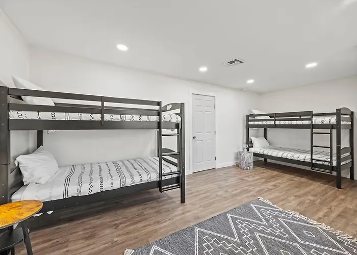 Holiday home Stylish Retreat-hot Tub + Huge Yard + Pet Friendly *