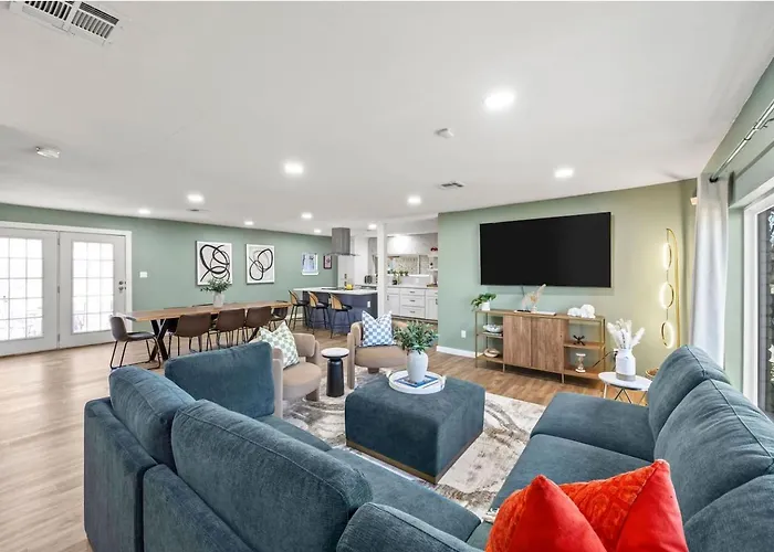 Stylish Retreat-hot Tub + Huge Yard + Pet Friendly Holiday home *