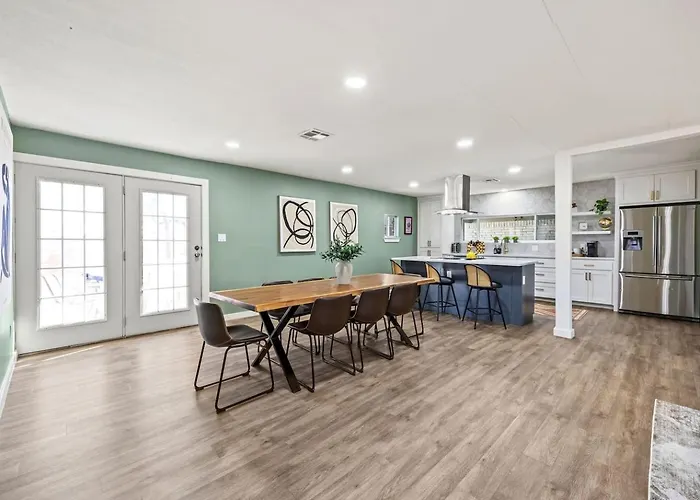 Stylish Retreat-hot Tub + Huge Yard + Pet Friendly Holiday home