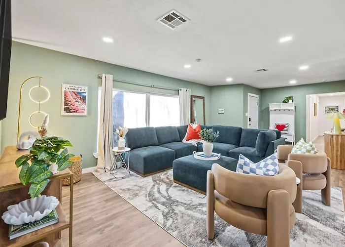 Stylish Retreat-hot Tub + Huge Yard + Pet Friendly Holiday home Fort Worth