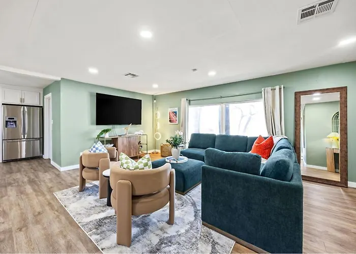 Stylish Retreat-hot Tub + Huge Yard + Pet Friendly Fort Worth