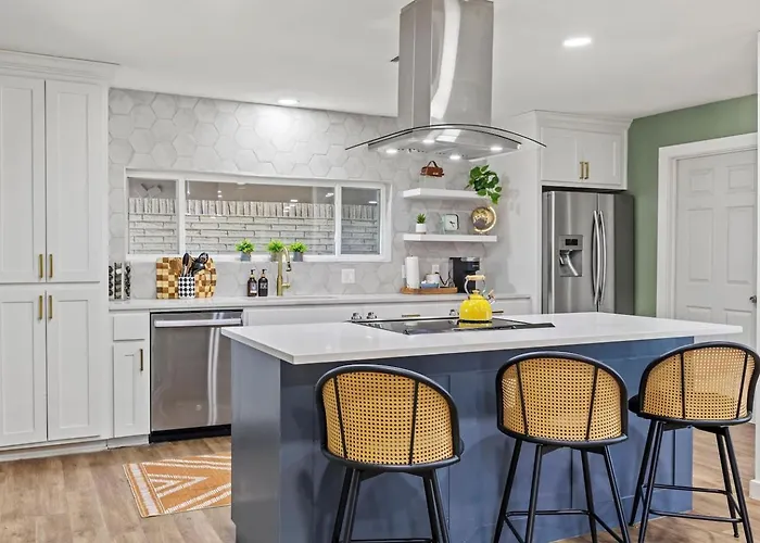 Holiday home Stylish Retreat-hot Tub + Huge Yard + Pet Friendly