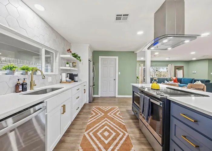 Stylish Retreat-hot Tub + Huge Yard + Pet Friendly Holiday home