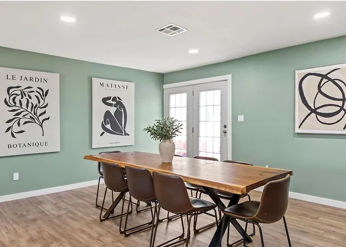 Stylish Retreat-hot Tub + Huge Yard + Pet Friendly * Fort Worth
