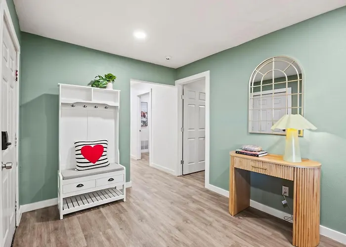 Stylish Retreat-hot Tub + Huge Yard + Pet Friendly Holiday home
