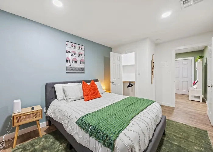 Stylish Retreat-hot Tub + Huge Yard + Pet Friendly *