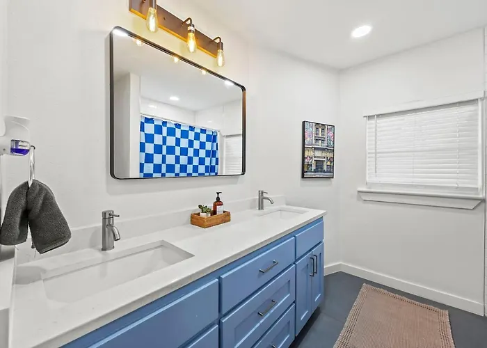 Stylish Retreat-hot Tub + Huge Yard + Pet Friendly * Fort Worth