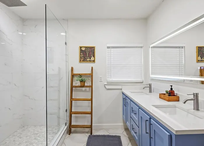 Stylish Retreat-hot Tub + Huge Yard + Pet Friendly
