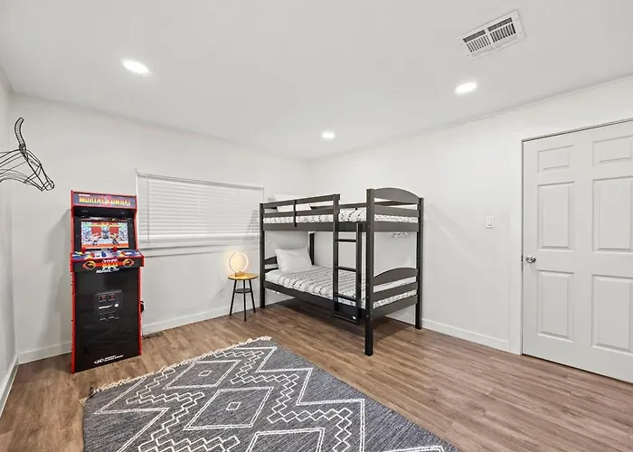 Holiday home Stylish Retreat-hot Tub + Huge Yard + Pet Friendly