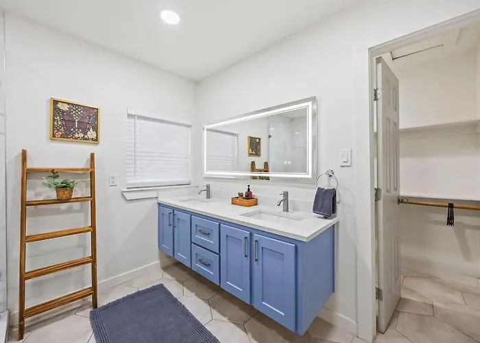 Stylish Retreat-hot Tub + Huge Yard + Pet Friendly