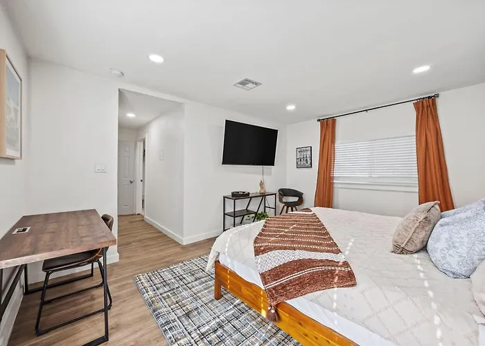Holiday home Stylish Retreat-hot Tub + Huge Yard + Pet Friendly Fort Worth