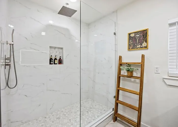 Stylish Retreat-hot Tub + Huge Yard + Pet Friendly *