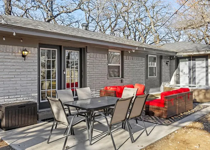 Stylish Retreat-hot Tub + Huge Yard + Pet Friendly