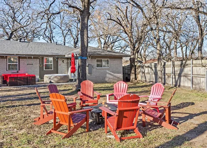 Stylish Retreat-hot Tub + Huge Yard + Pet Friendly